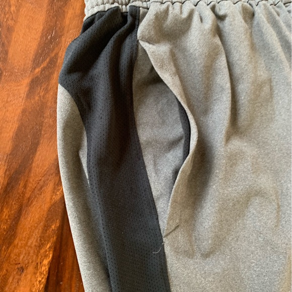 MENS MEDIUM FITTED UNDER ARMOUR SHORTS ATHLETIC FITNESS SPORTS WORKOUT HEATGEAR - Picture 2 of 7